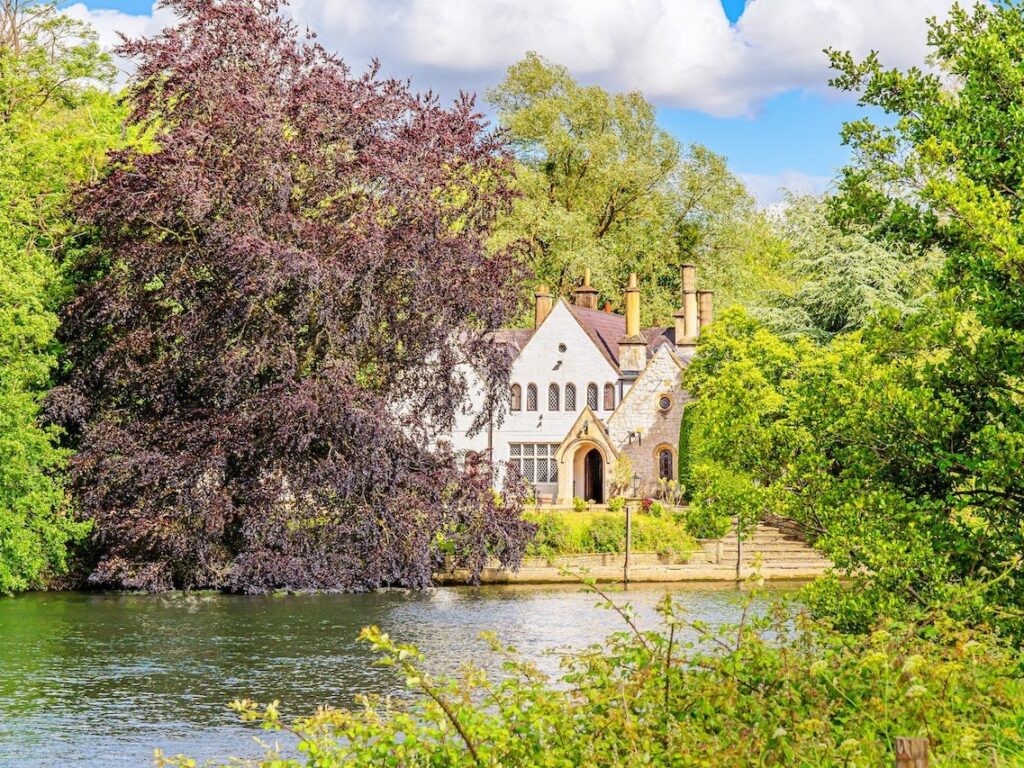 No one wanted to buy this historic house on a private island. An Airbnb guest who paid $1,700 to stay there can see why.