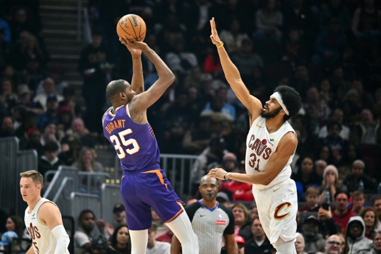Durant scores 42 as Suns eclipse Cavs