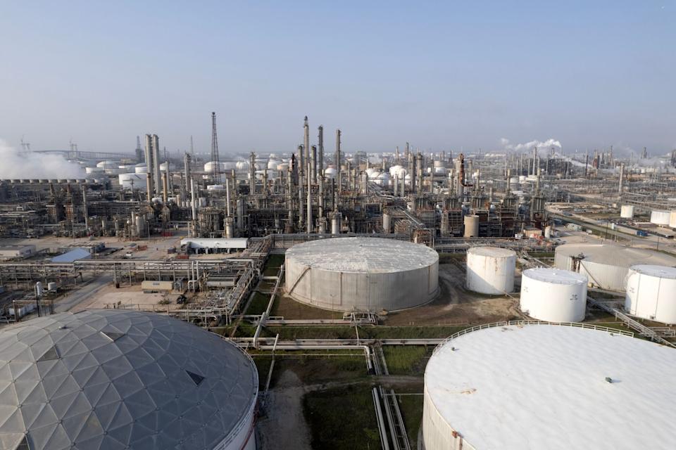 Oil Heads for Weekly Decline as Trade War Roils Global Markets