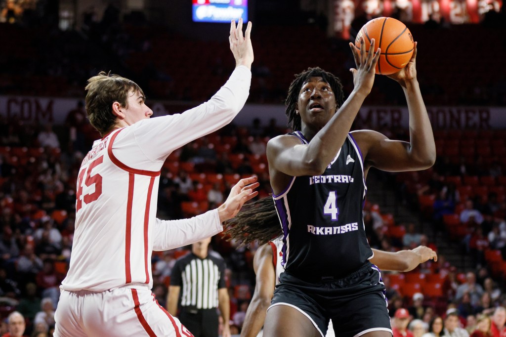 Gophers add 6-foot-10 transfer center from Central Arkansas