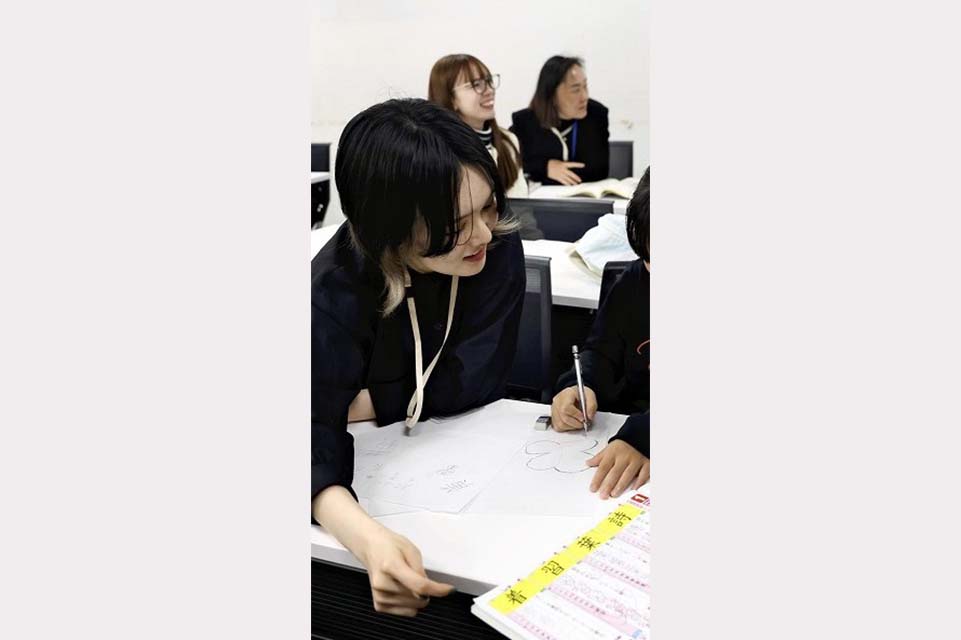 University students fill key role in teaching Japanese to foreign children