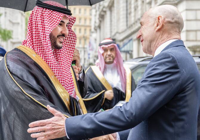 Saudi defense minister holds talks with UK security, defense officials