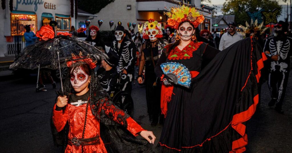 Día de los Muertos celebration transforms Old Town with ofrendas, globitos and more
