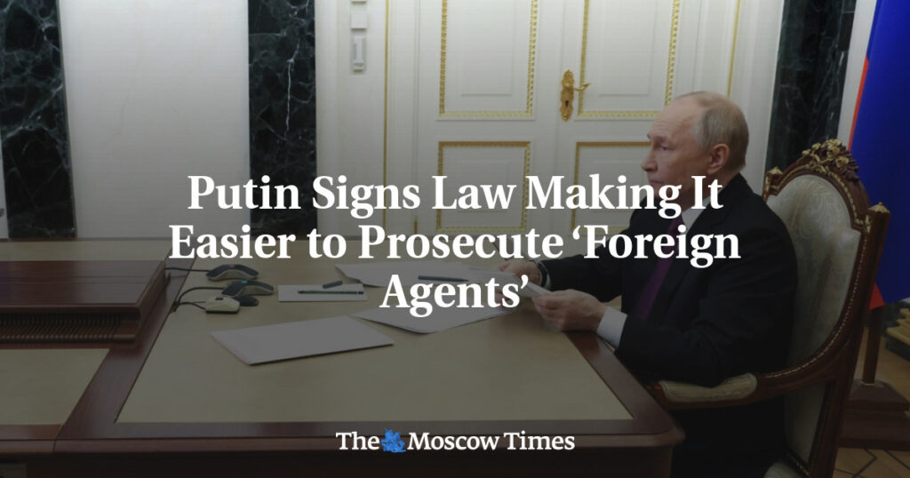 Putin Signs Law Making It Easier to Prosecute ‘Foreign Agents’