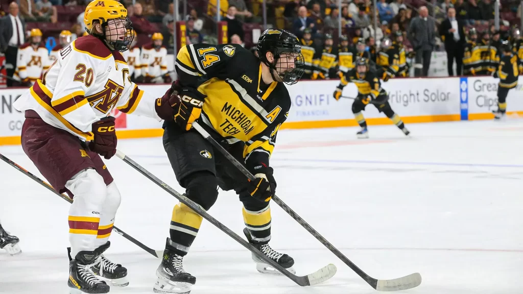 Huskies win 5-3 Saturday at #8 Minnesota