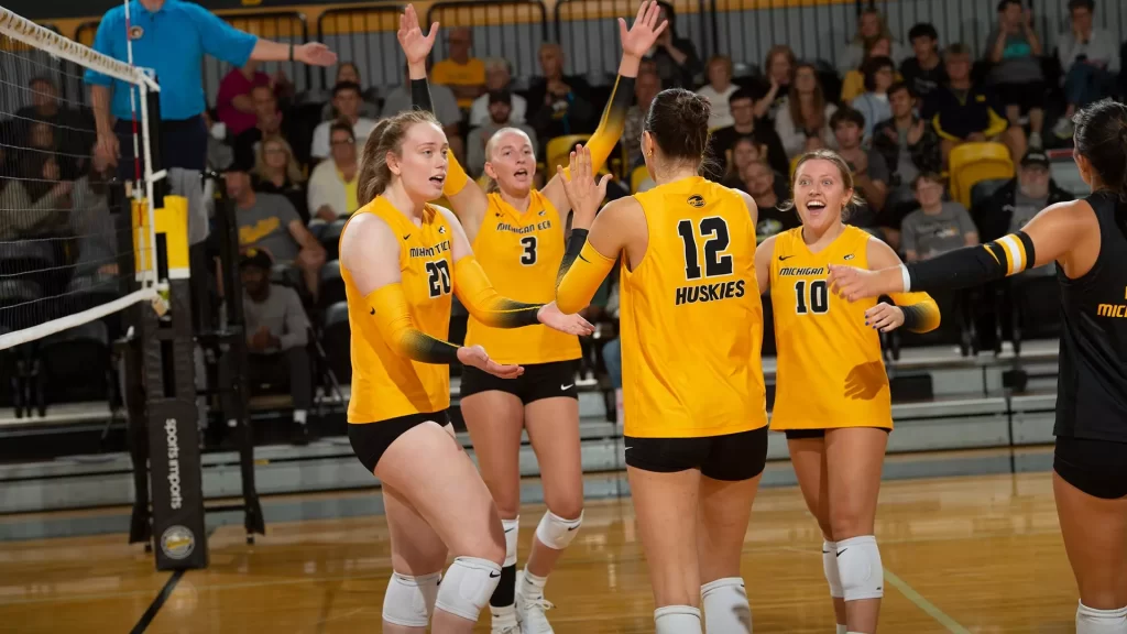 Huskies sweep Lakers in Friday volleyball