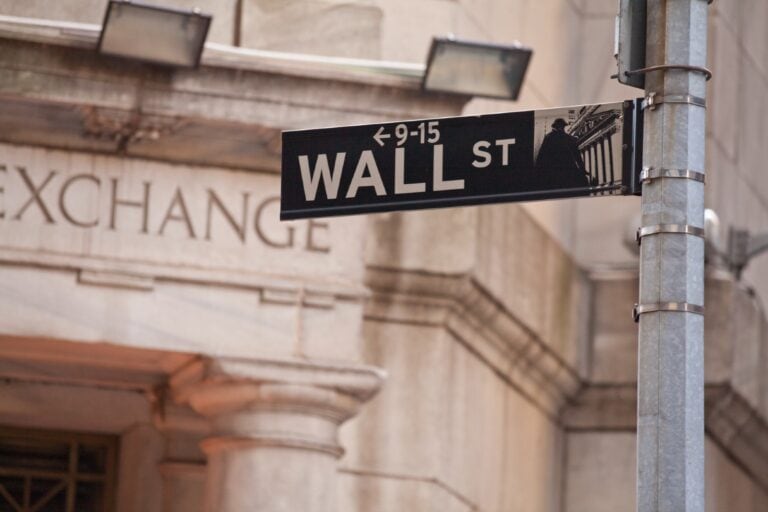 Billionaires are making huge bets on this S&P 500 tech stock. Should you consider buying it?