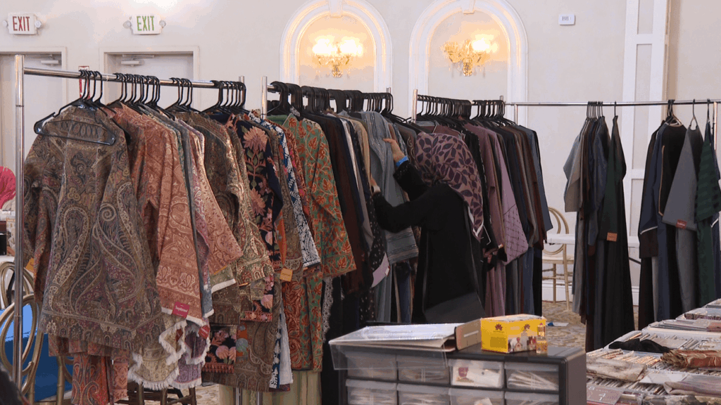 Neighbors line tables at Central Valley’s first Muslim business convention