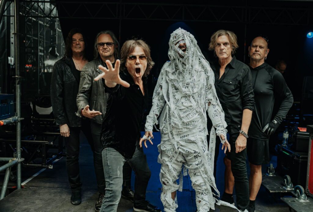 EUROPE Keyboardist MIC MICHAELI – “We’re Definitely Looking Into Trying To Get Over To North America And Play” (Video)