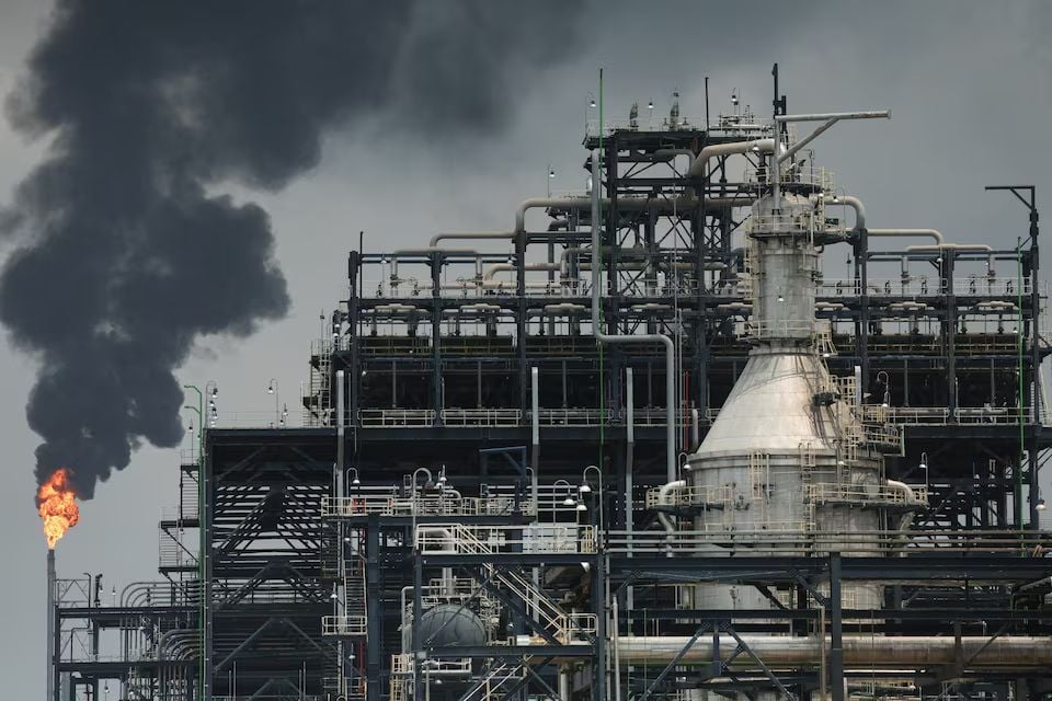 How does Aliko Dangote’s oil refinery fit into his conglomerate?