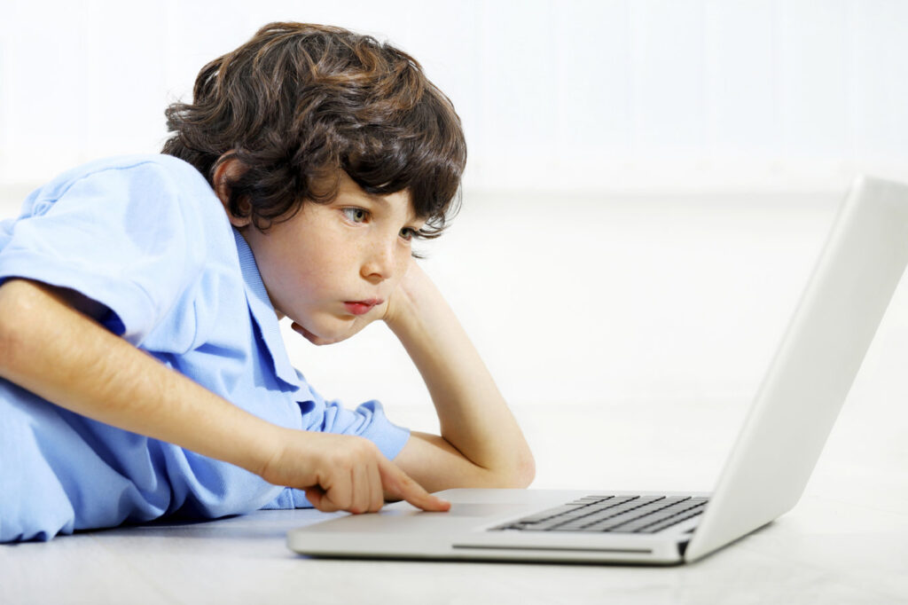 Third of Romanian parents fear excessive screen time is leading to sedentary lifestyles among children – study