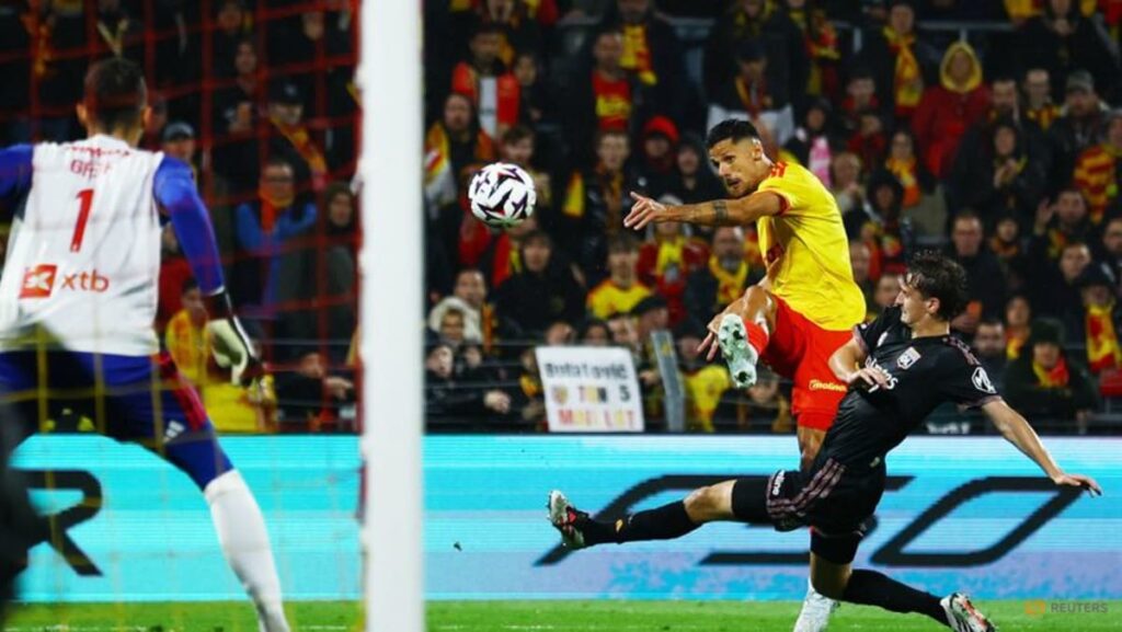 Lens hang on for much needed win to climb up Ligue 1 standings